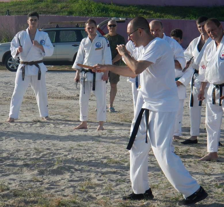 Hanshi Robert Manole tanto-jitsu technikát tanít