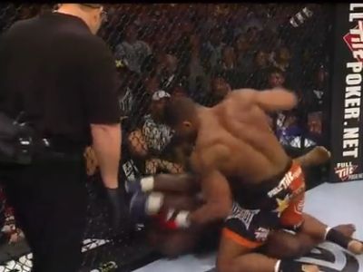 Overeem szétzúzta Rogers védelmét Overeem szétzúzta Rogers védelmét