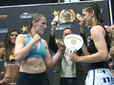 Sarah Kaufman (kék) a címvédő