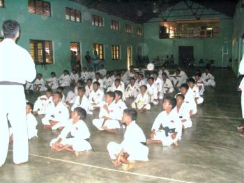 Goju-ryu edzés az iskolában Srí-Lankán