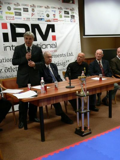 Dr. Mészáros János beszédet mond