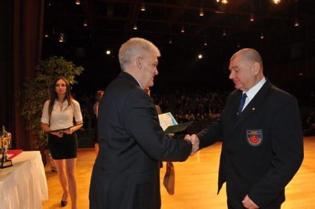 Szalay Ferenc Polgármester elismerést ad át Shihan Furkó Kálmánnak