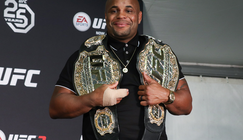 Daniel Cormier lemondott a bajnoki övéről!