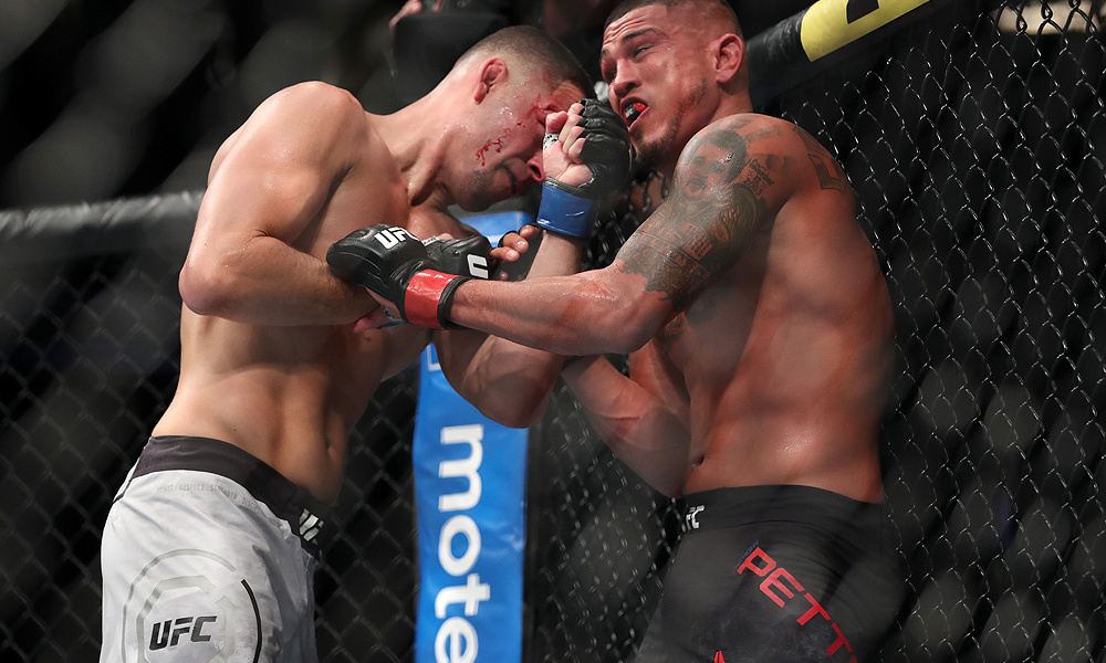 Eltört Anthony Pettis lábfeje a UFC 241-en (KÉPEK!)