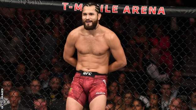 Jorge Masvidal látványosan örül Covington távozásának