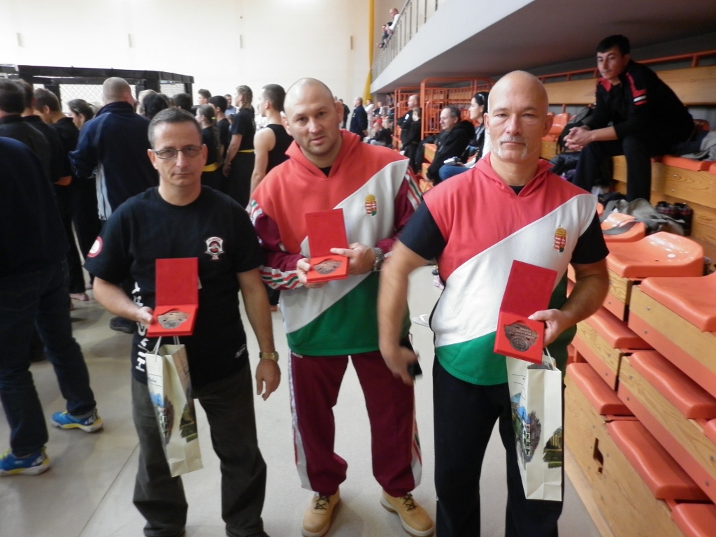 A kitüntetett Magyar Kempo csapat vezetői: Metzger Antal (d. dan Kempo-Jitsu), Hanshi Lovász Gábor 7. dan, Felföldi Szabolcs 2.dan